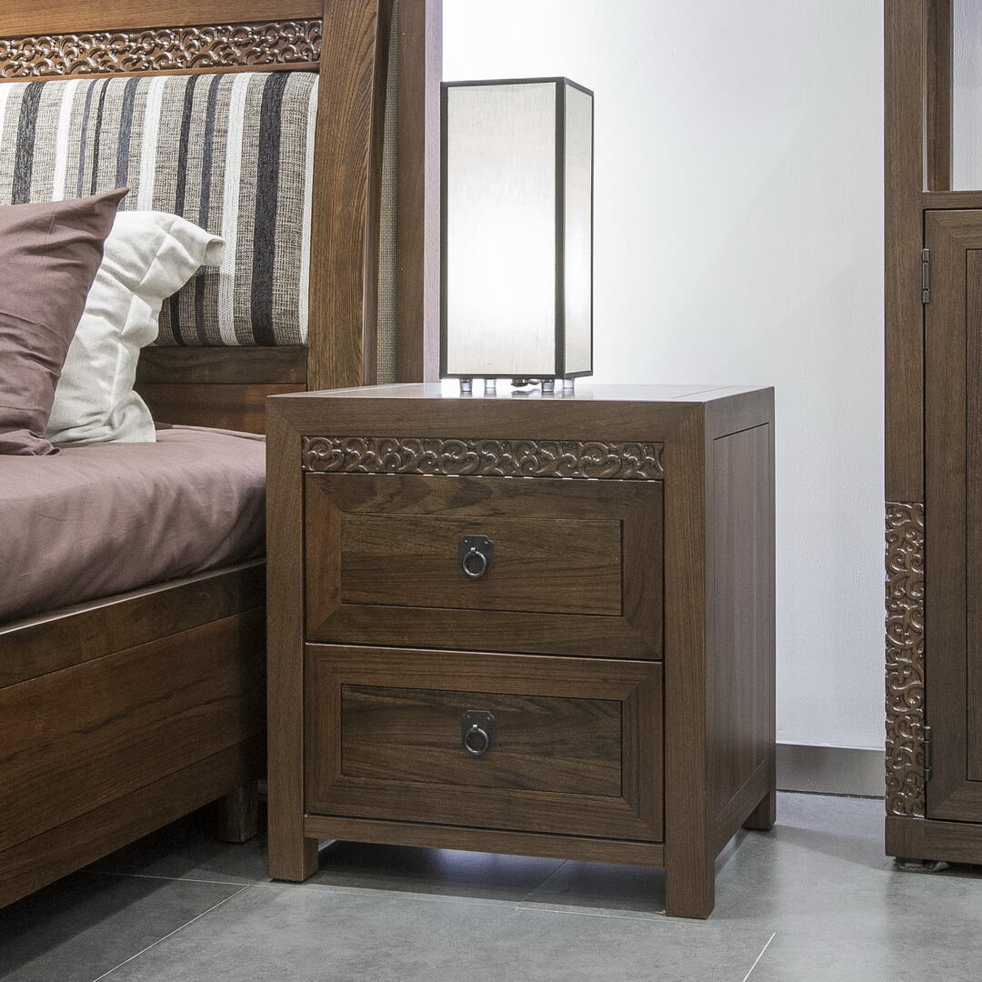 古色古香的床头柜，加上床头极简造型的台灯，中式风格卧室