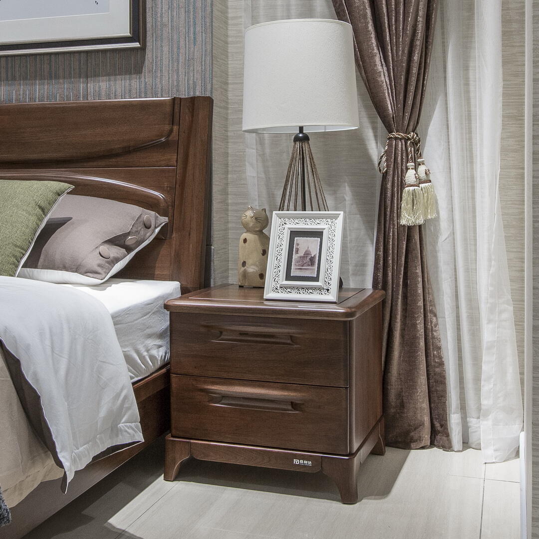 全实木打造床头柜，集美感、质量和实用性于，中式风格卧室
