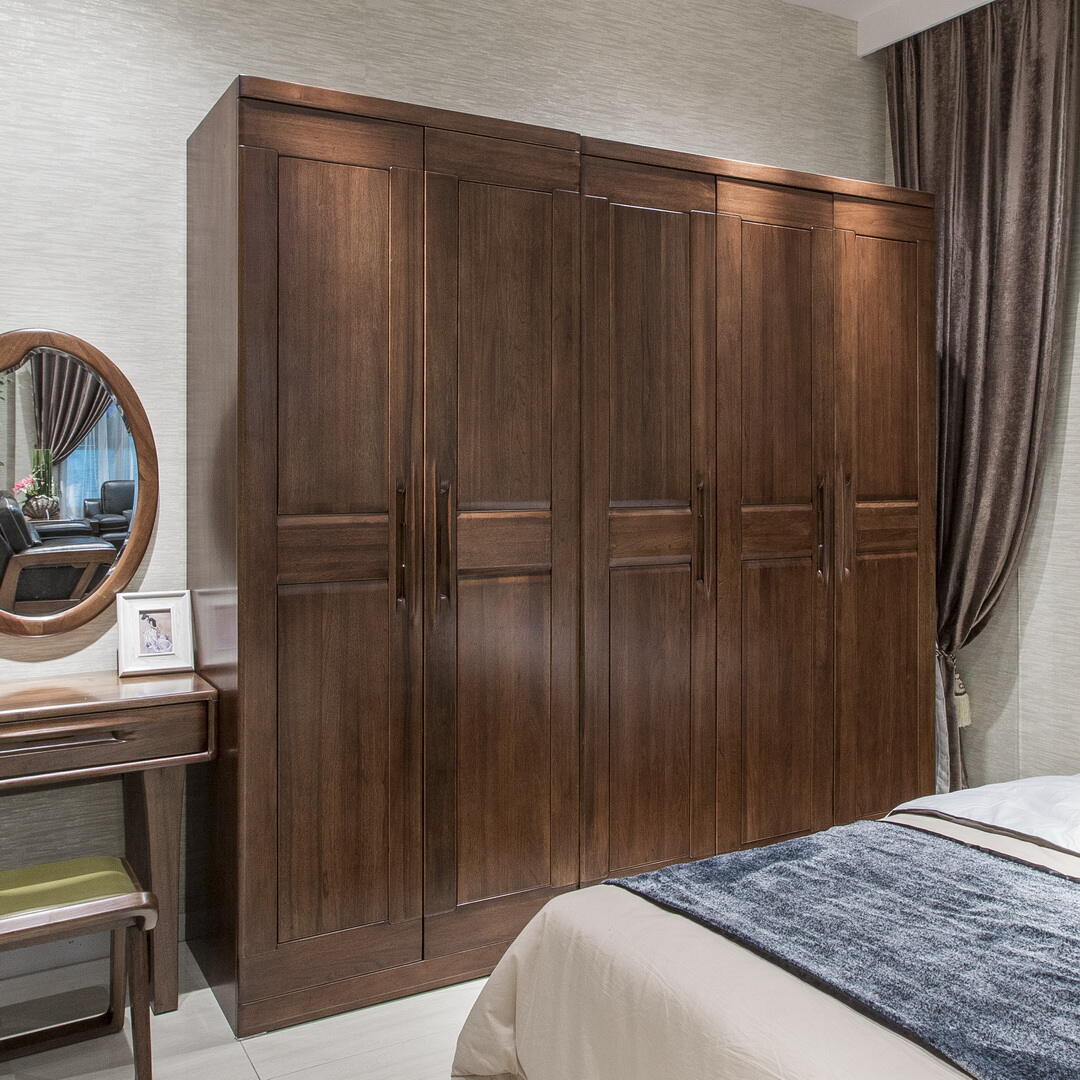 木色光泽迷人的超大衣柜，纹理清晰富有美感，中式风格卧室