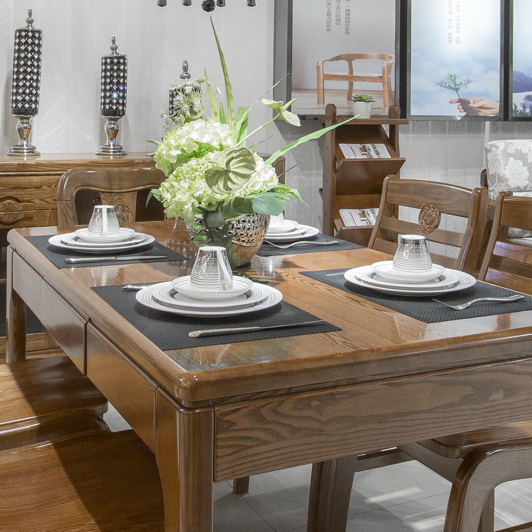 餐桌占据餐厅的重要位置，柔和的色彩，细密，中式风格客厅