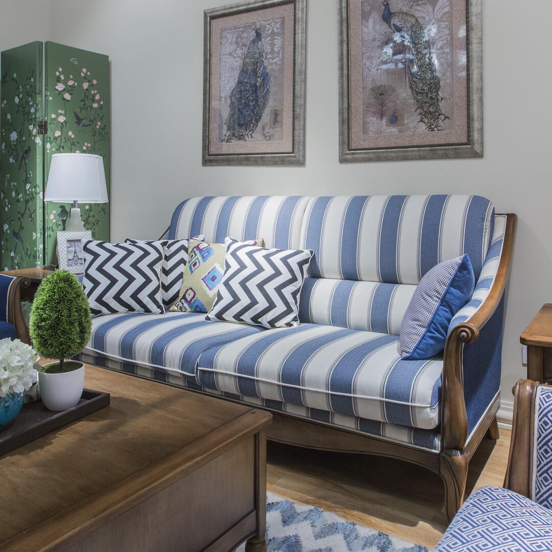 蓝白条纹的布艺沙发清凉有设计感。，中式风格客厅