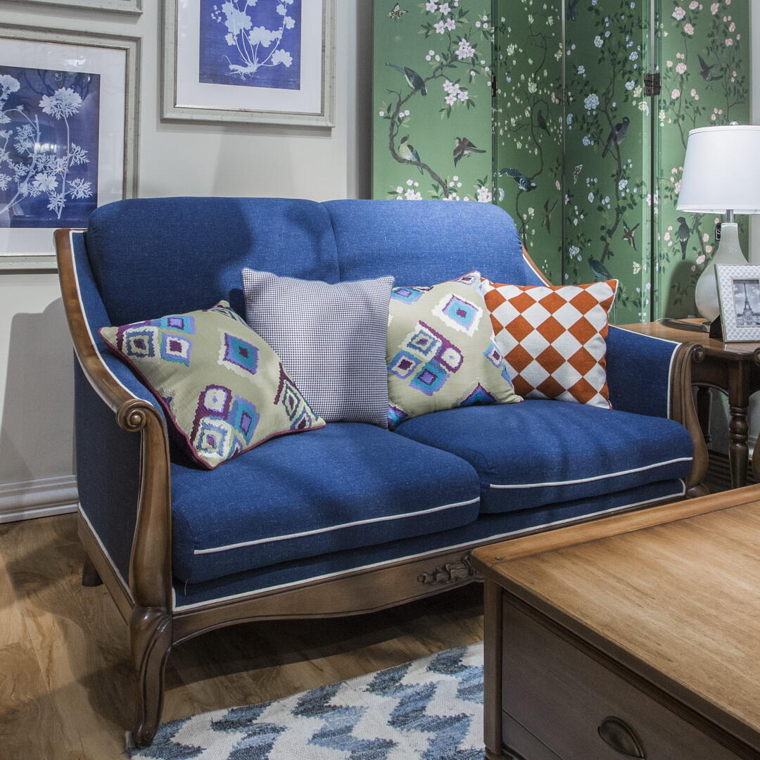 单看这组沙发，有一种学院风的感觉，深蓝色，中式风格客厅