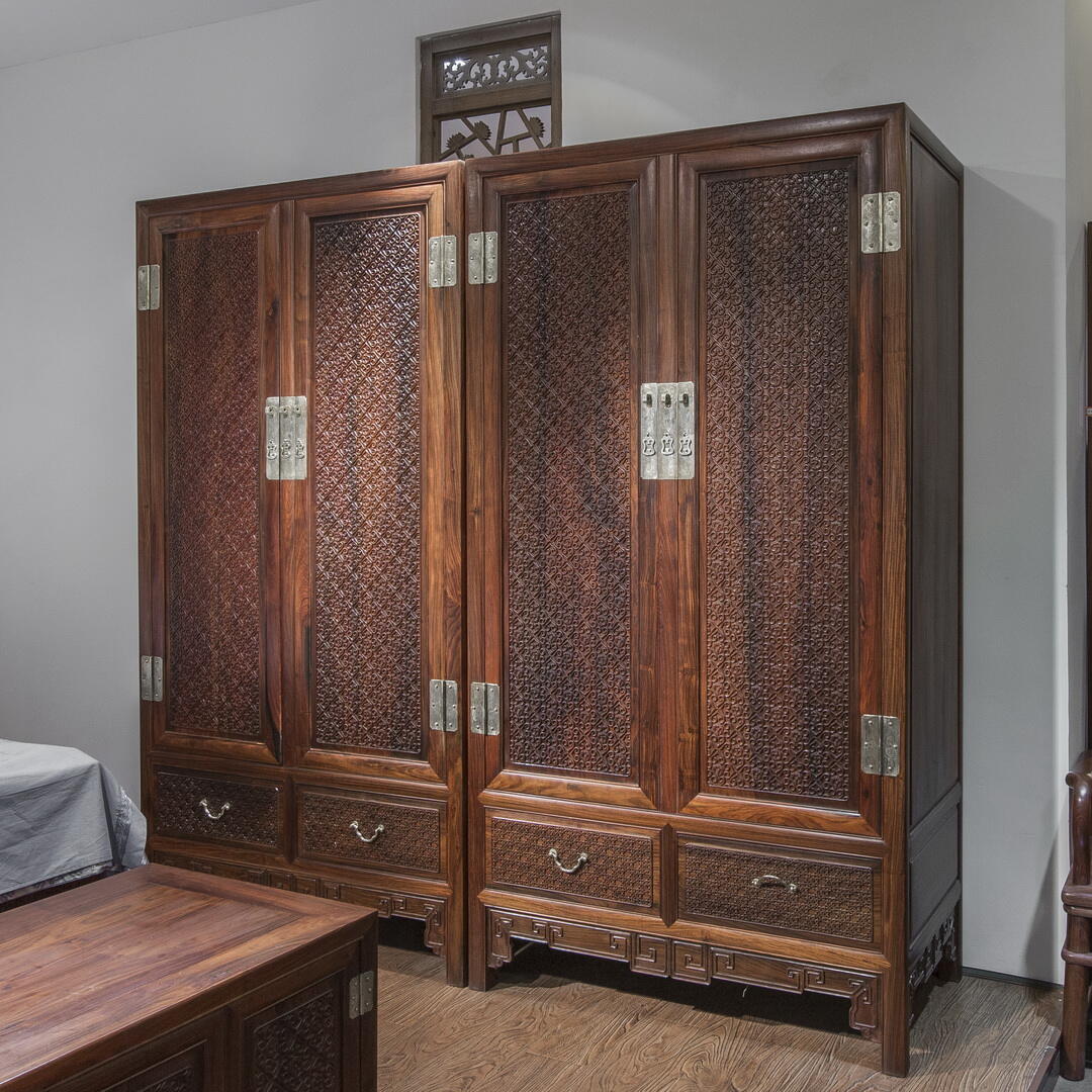清雅简洁的红木衣柜，简约的设计飘散出淡淡，中式风格客厅