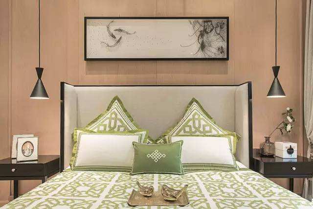 原木风格家具搭配绿色床品，好似森林中的树，中式风格卧室